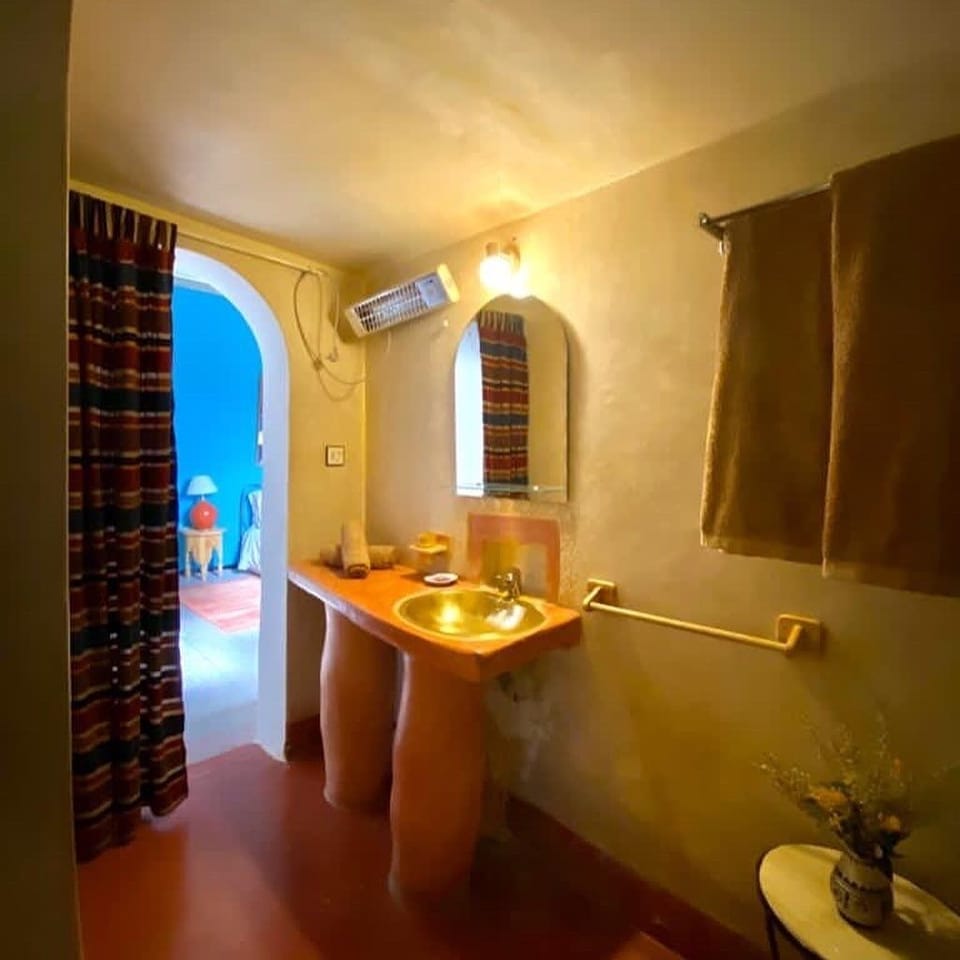 Double Room, Garden View | Bathroom | Shower, rainfall showerhead, hair dryer, towels