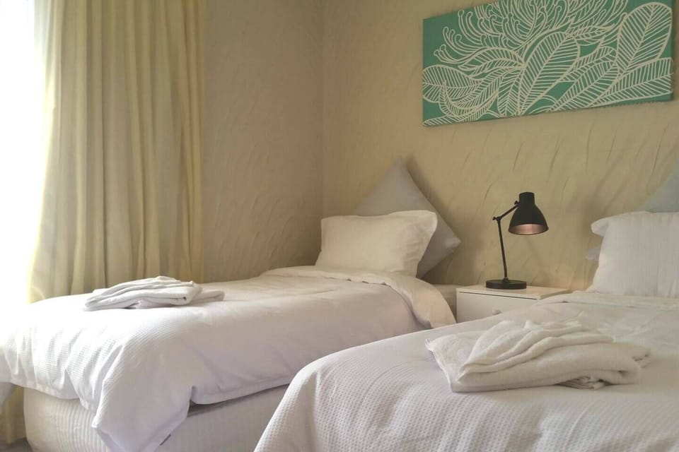 2 bedroom twin beds. All linen supplied. 2 towels per guest. 