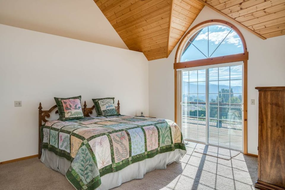 Master Suite with en-suite bathroom and Jacuzzi tub