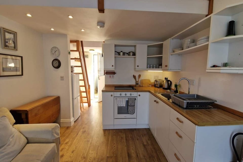 Entrance through to kitchen and living area.