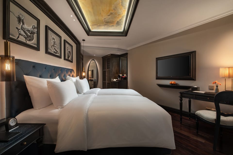 Deluxe double/twin room internal window | Minibar, in-room safe, desk, laptop workspace