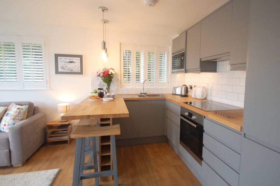 Kitchen and breakfast bar