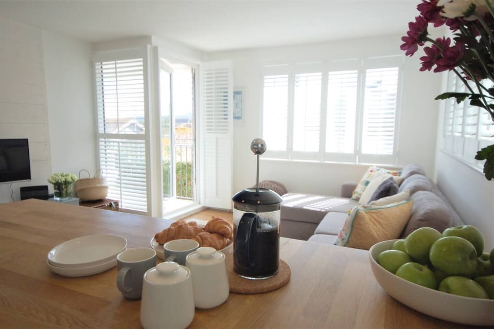 Breakfast bar and living area