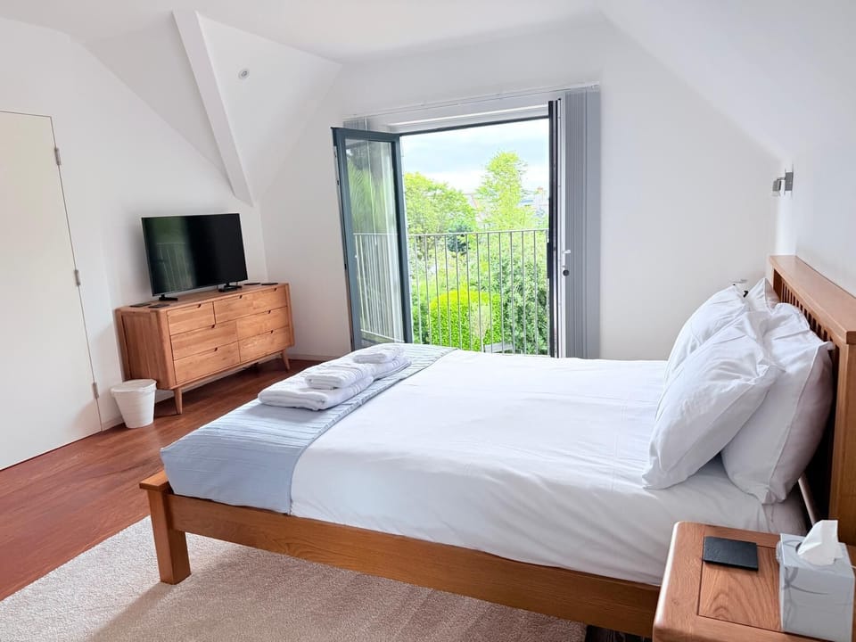 Bedroom 1 with kingsize bed & en-suite shower room