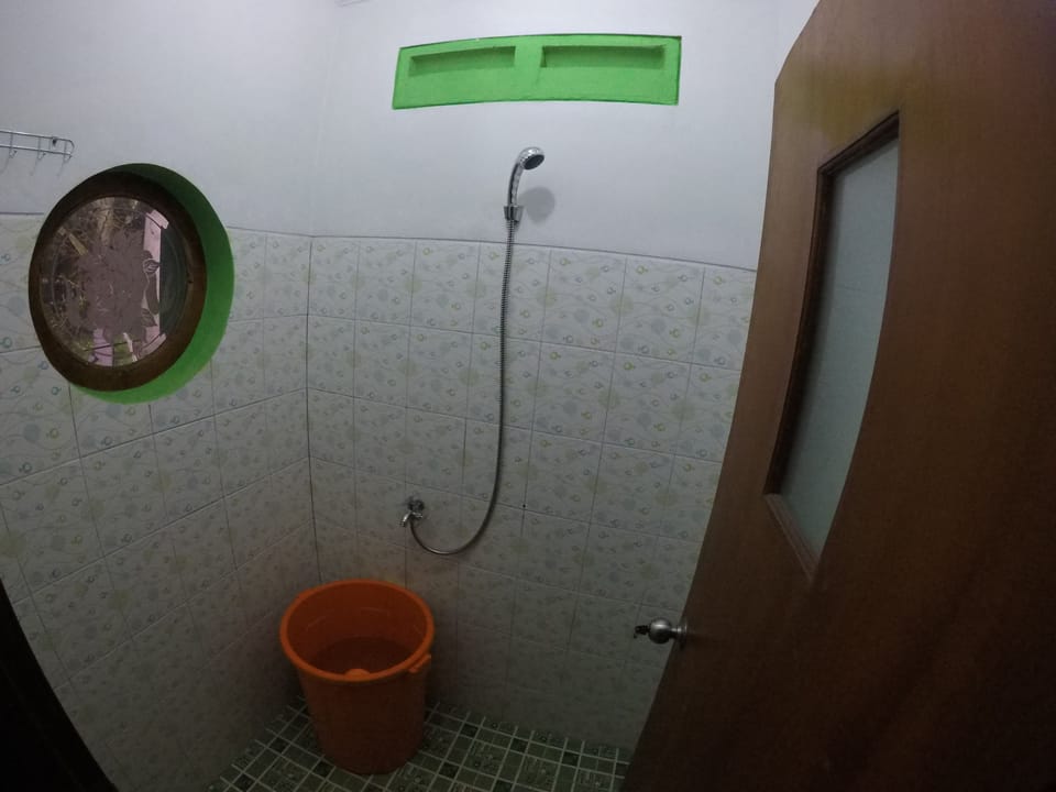 Shared Dormitory, Mixed Dorm | Bathroom | Shower, rainfall showerhead