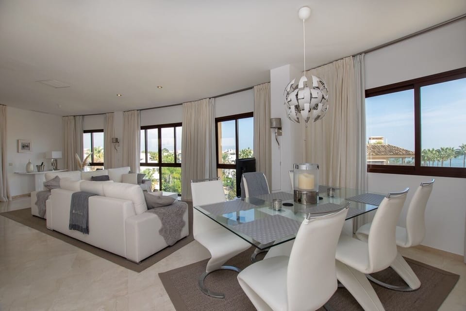 Lounge & Dining Area