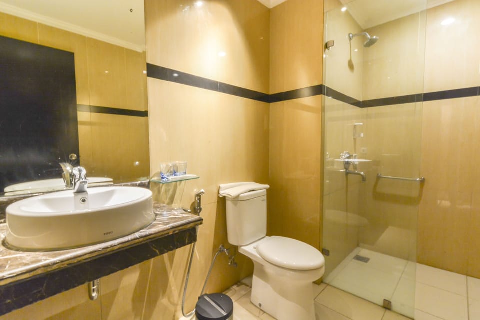 Grand Deluxe Room | Bathroom | Shower, rainfall showerhead, slippers, towels