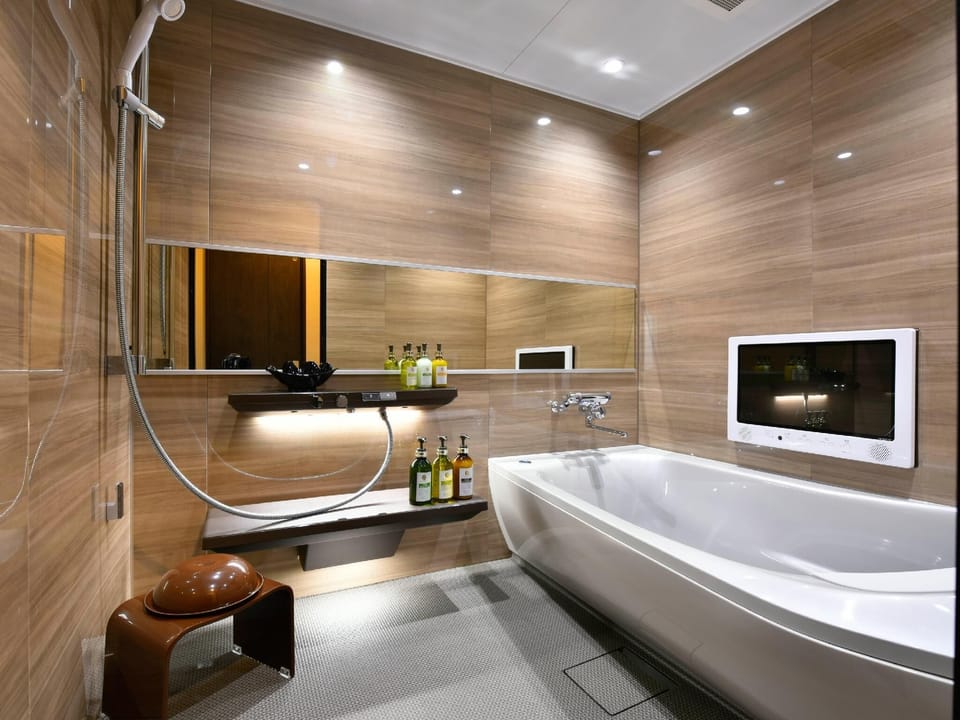 Combined shower/tub, deep soaking tub, free toiletries, hair dryer