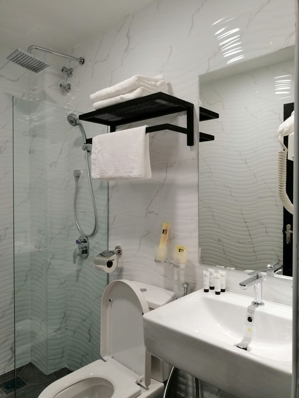 Family Triple Room | Bathroom | Shower, rainfall showerhead, free toiletries, hair dryer