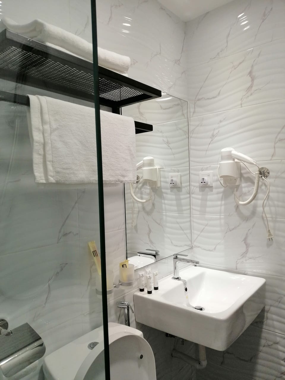Superior Twin Room | Bathroom | Shower, rainfall showerhead, free toiletries, hair dryer