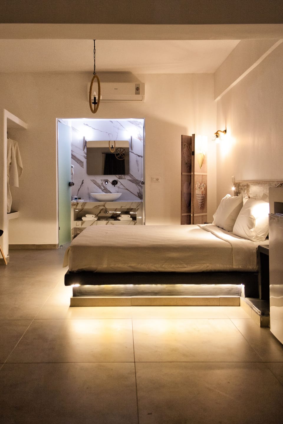 Superior Suite (Outdoor Hot Tub) | Minibar, in-room safe, blackout drapes, soundproofing