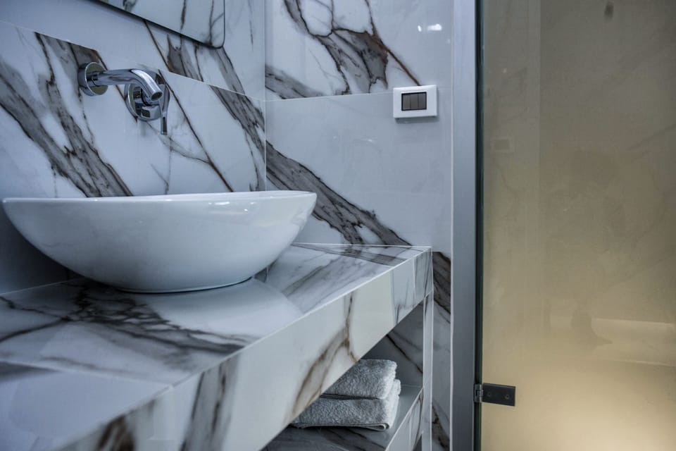 Superior Suite (Outdoor Hot Tub) | Minibar, in-room safe, blackout drapes, soundproofing