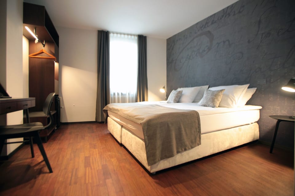 Pillowtop beds, in-room safe, desk, blackout drapes