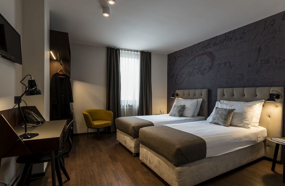 Pillowtop beds, in-room safe, desk, blackout drapes