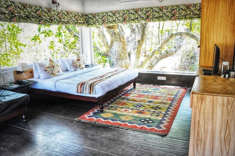 Tree House | Minibar, in-room safe, desk, laptop workspace