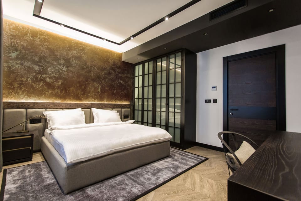 Double Room | Minibar, in-room safe, desk, blackout drapes