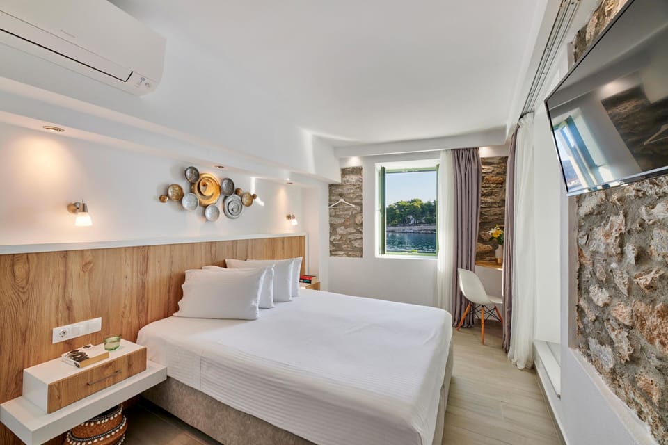 Double Room, Sea View | Minibar, in-room safe, desk, blackout drapes