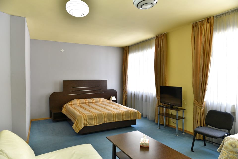 Junior Suite | Desk, iron/ironing board, rollaway beds, free WiFi