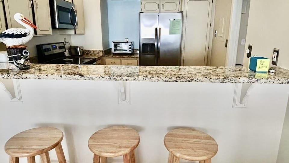 Kitchen with bar and counter tops in granite 