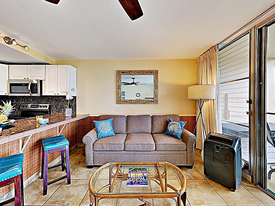Living Room - Cheery living room to brighten your day in paradise!