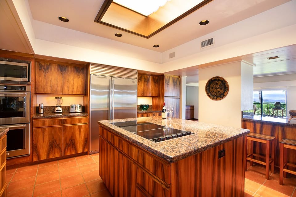 Fully equipped gourmet kitchen with high-end finishes and modern appliances, ideal for effortless island-style meals.