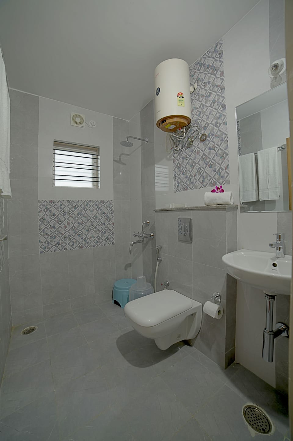 Shower, rainfall showerhead, free toiletries, hair dryer