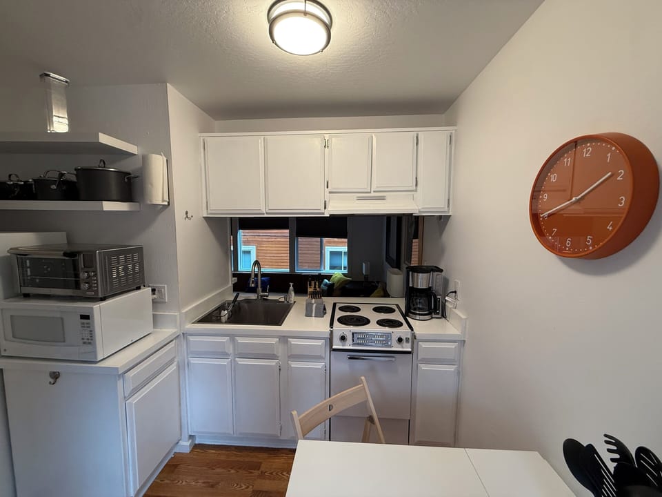 Compact kitchen supplied with everything you need to enjoy your stay