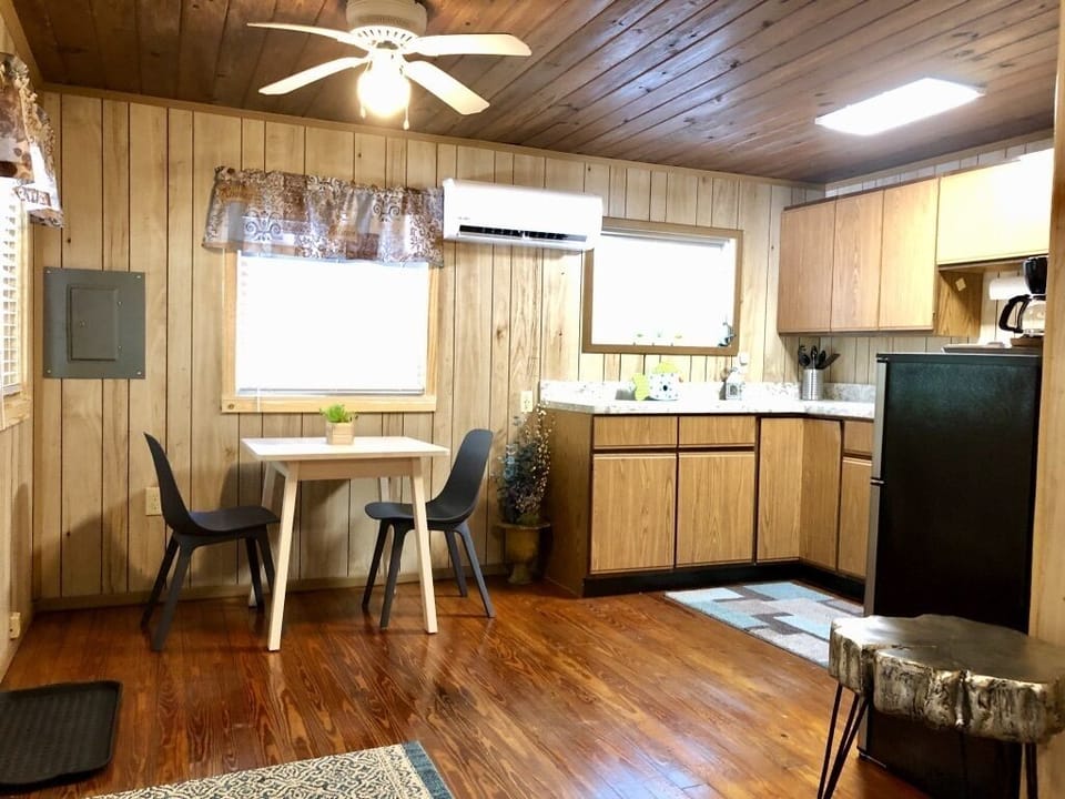 Dining for 4, Beautiful hardwood floors