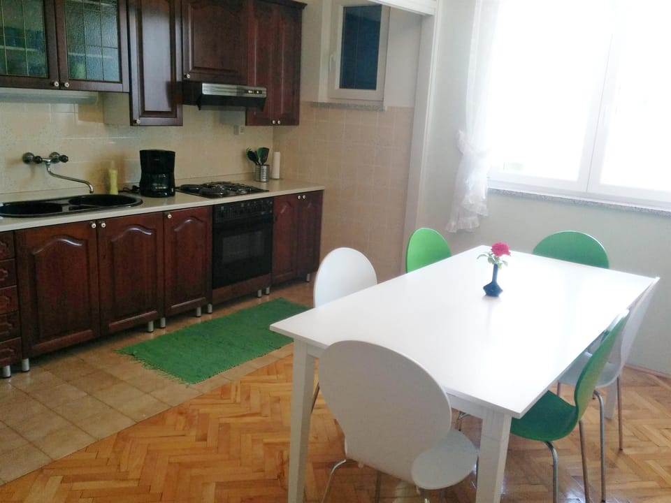 Private kitchen | Fridge, microwave, oven, stovetop