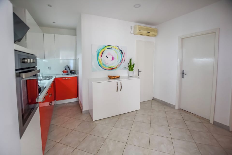 Fridge, stovetop