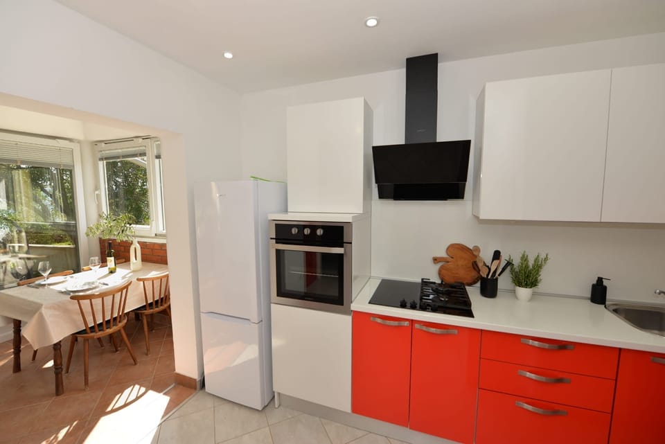 House | Private kitchen | Fridge, stovetop