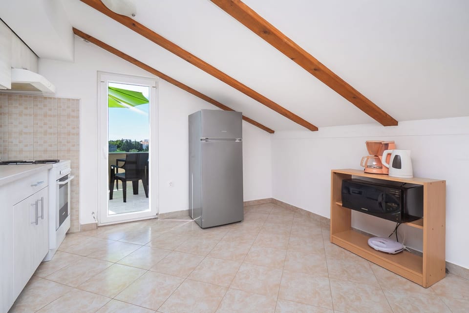Apartment (A1) | Private kitchen | Fridge, microwave, oven, stovetop
