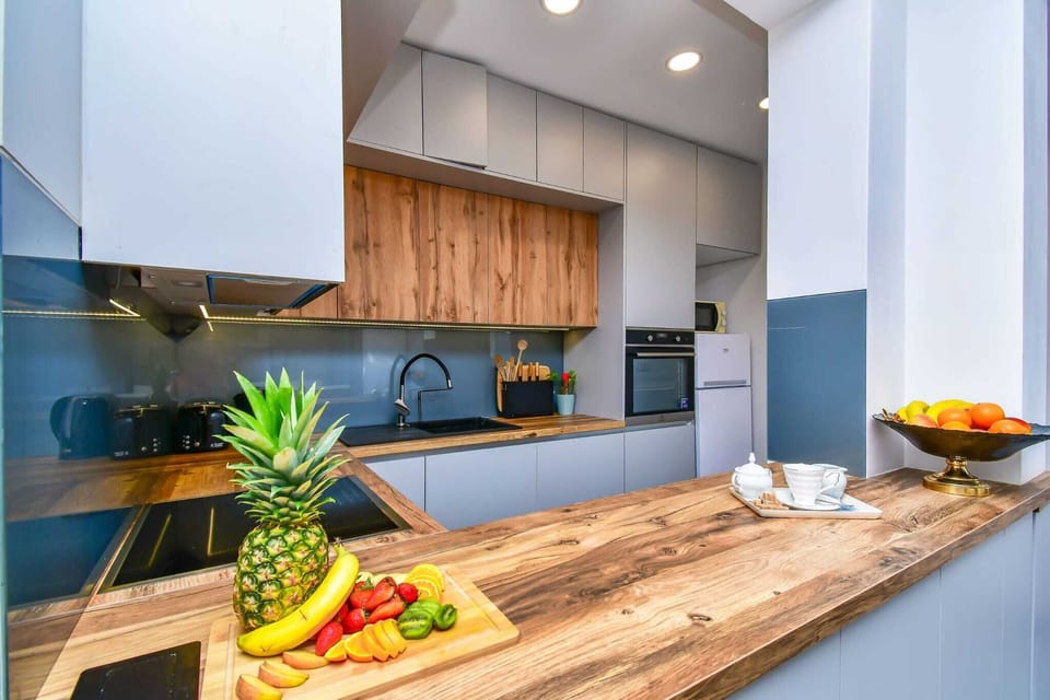 Apartment (A1) | Private kitchen | Fridge, microwave, oven, stovetop