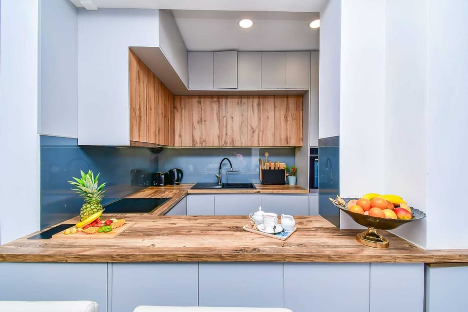 Apartment (A1) | Private kitchen | Fridge, microwave, oven, stovetop