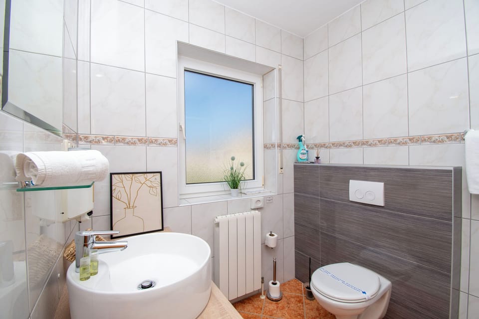 Studio (A1) | Bathroom | Bathrobes, slippers, towels