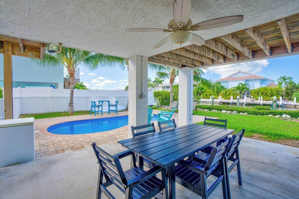 Outside seating area in W04 Marathon, FL.