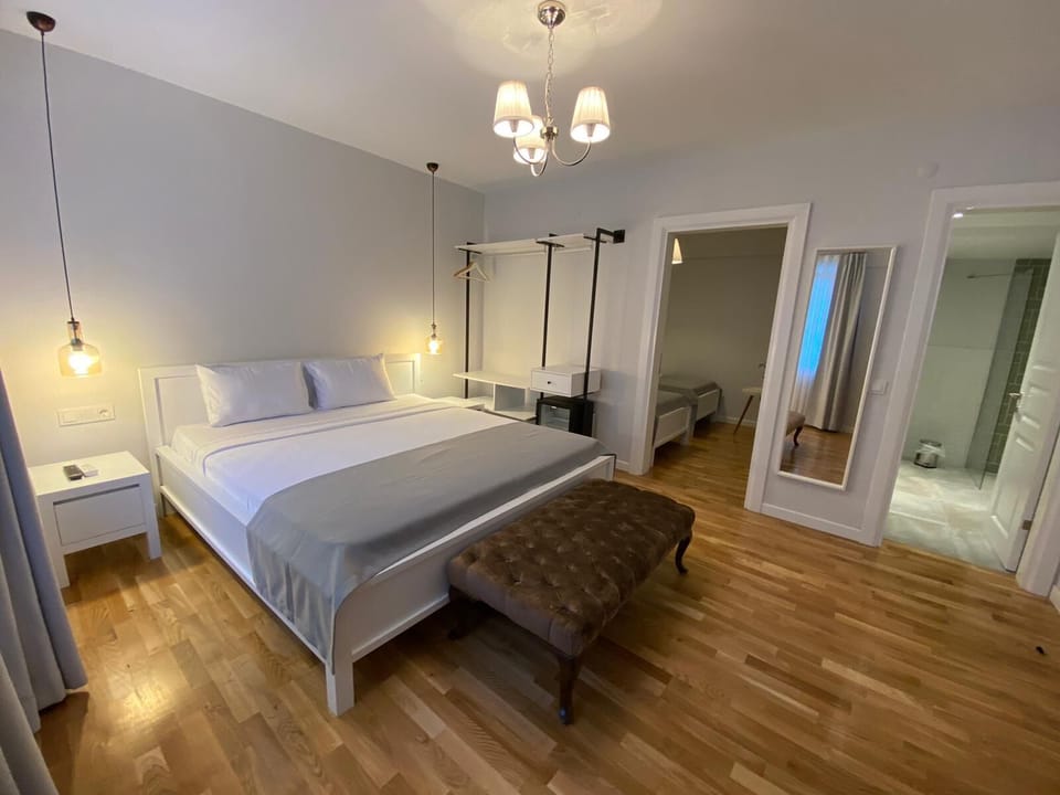 Family Suite | Minibar, bed sheets