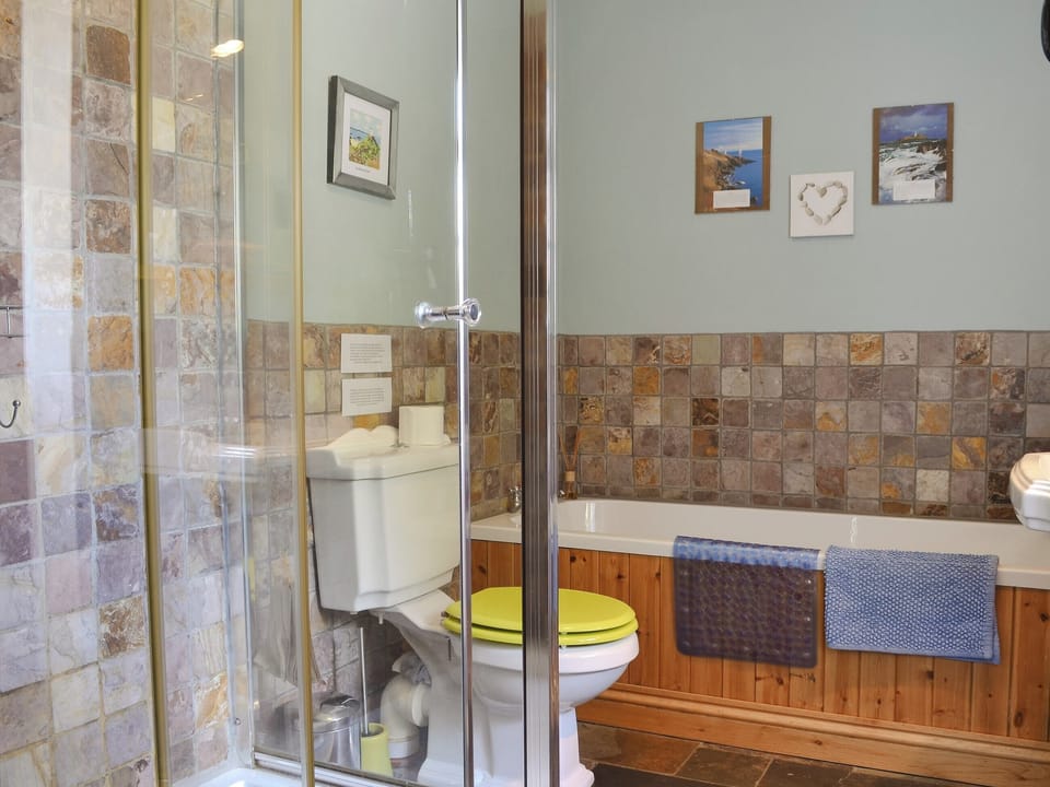 Bathroom | Hen Dy Goits, Bodorgan