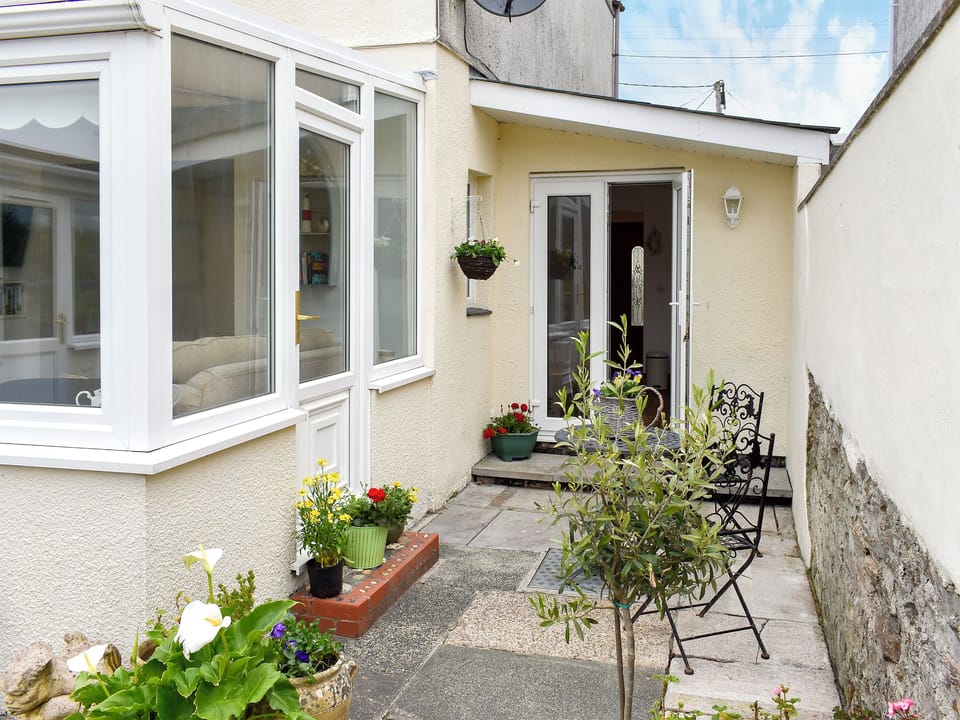Sitting-out-area | Bay Cottage, Par, near St Austell