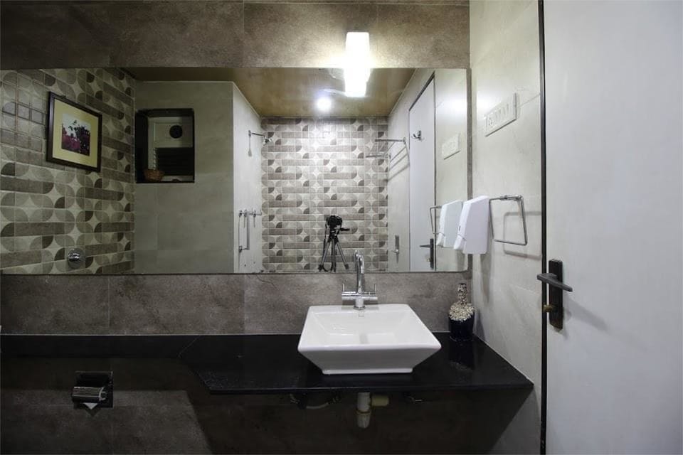 Deluxe Room | Bathroom | Shower, free toiletries, towels
