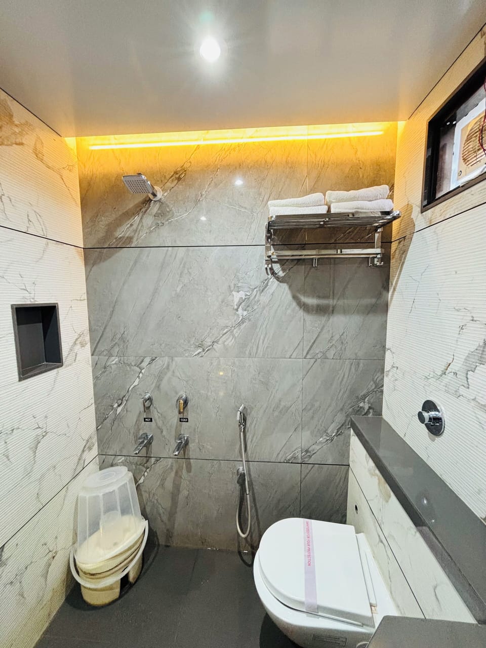 Executive Double Room, 1 Double Bed, Non Smoking | Bathroom | Shower, rainfall showerhead, towels, soap
