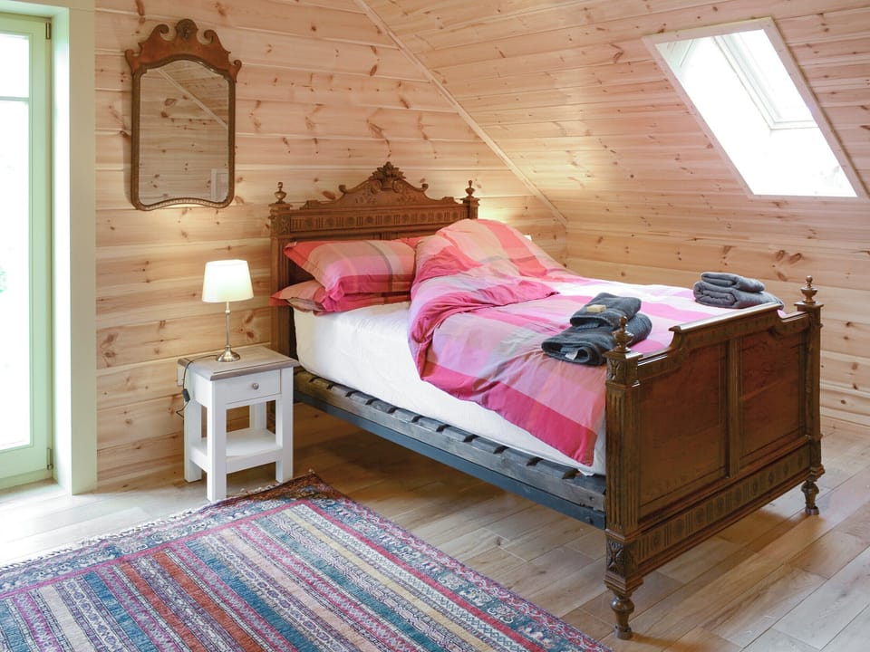 Relaxing en-suite double bedroom | Moonshine Cottage, Culbokie, near Dingwall
