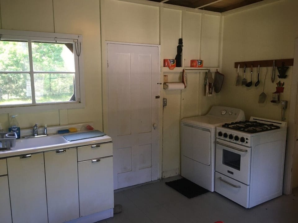 kitchen with 20" propane range and dryer
