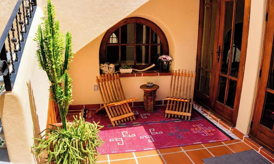 Entrance, 
courtyard 
Casa Barcelona