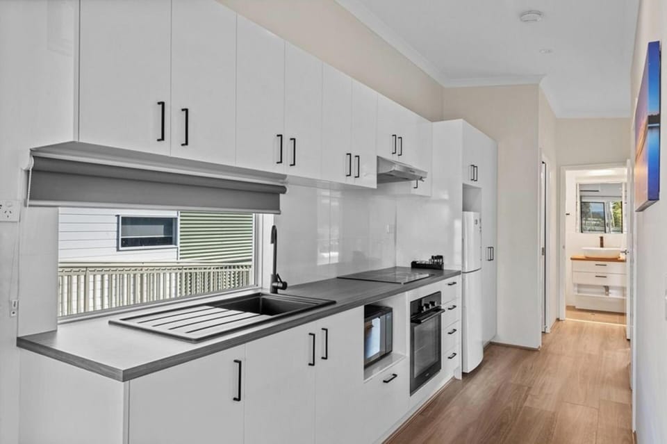 Deluxe 2 Bedroom Cabin - Sleeps 5 | Private kitchen | Stovetop, electric kettle, dining tables