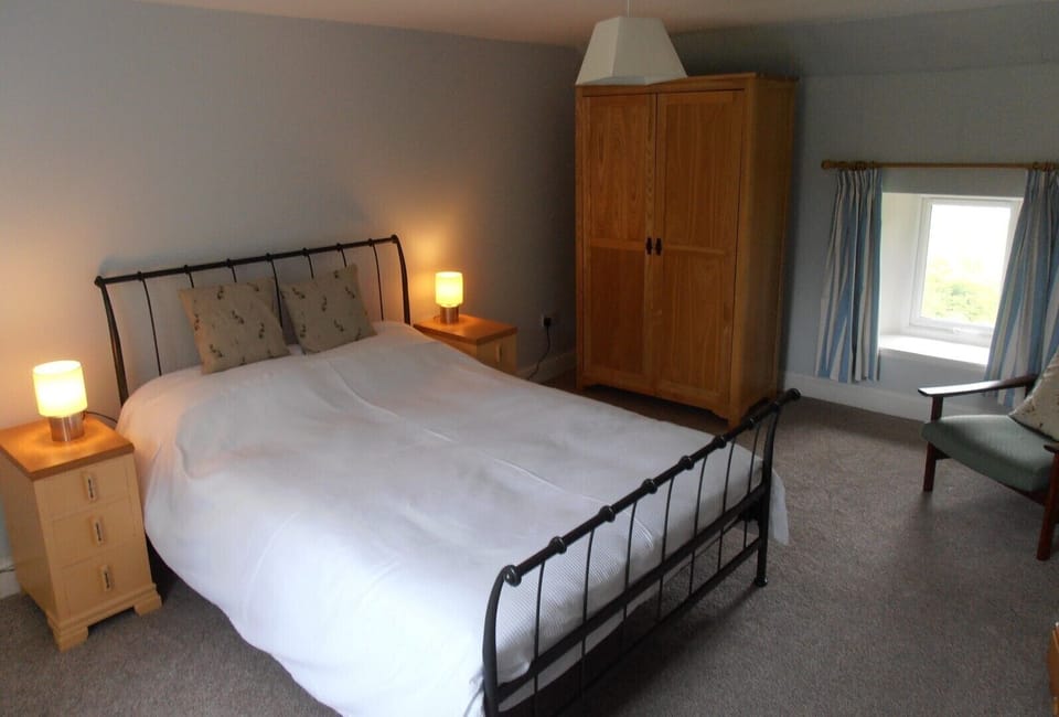 Thrn Room - option to add a single converible bed