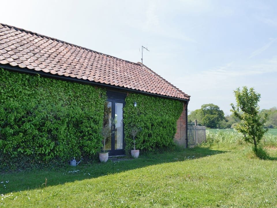 Lawned garden to the rear of the property | The Studio, Hinton, near Saxmundham