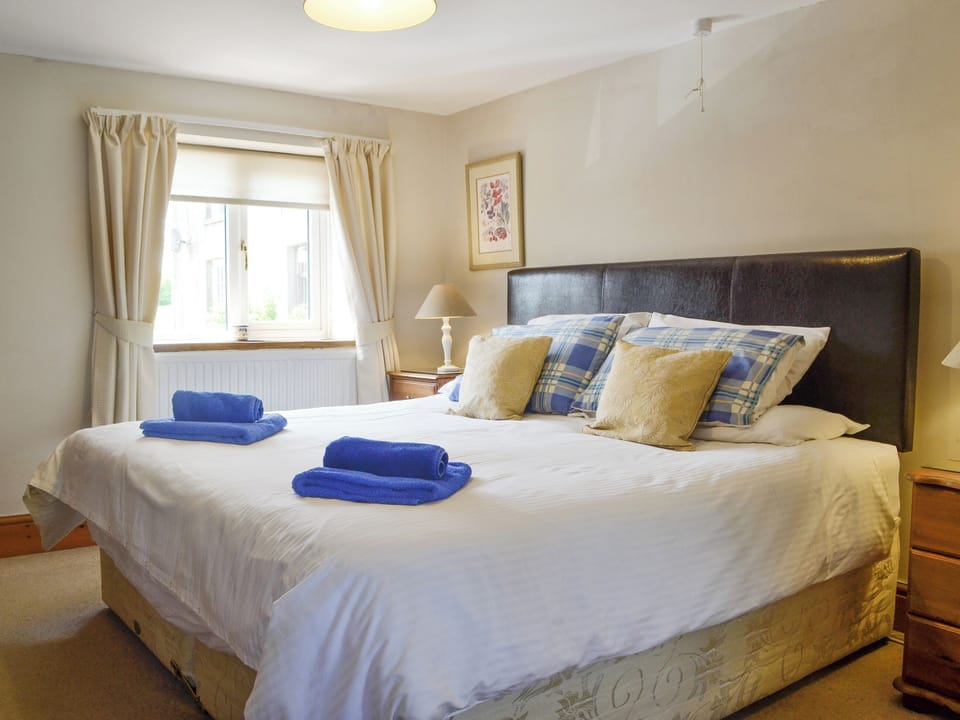 Relaxing en-suite double bedroom | Woodland View - Cefncoedbach Farm, Sarnau, near Brecon