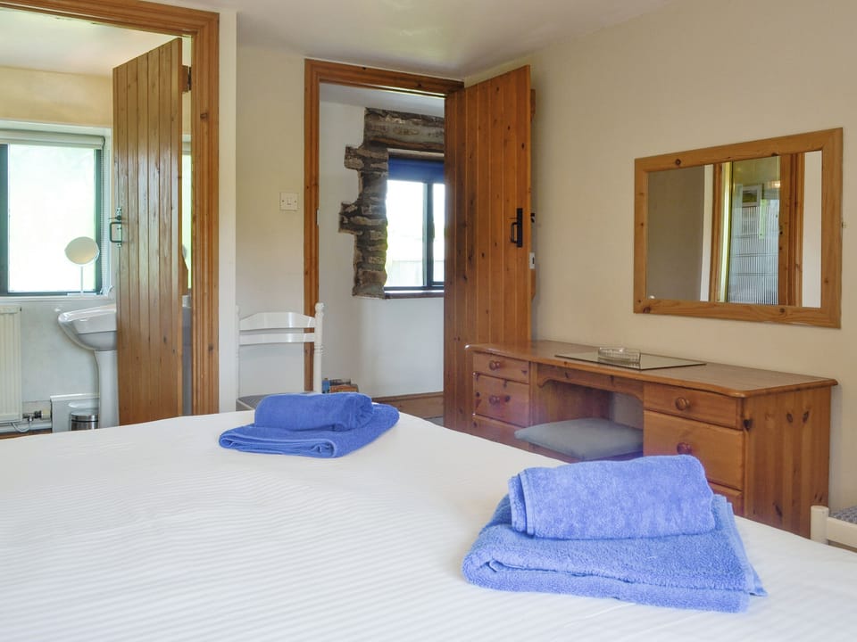 Dressing area within the en-suite double bedroom | Woodland View - Cefncoedbach Farm, Sarnau, near Brecon