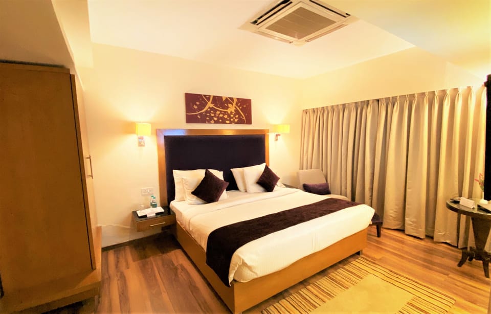 Suite | Minibar, in-room safe, desk, blackout drapes